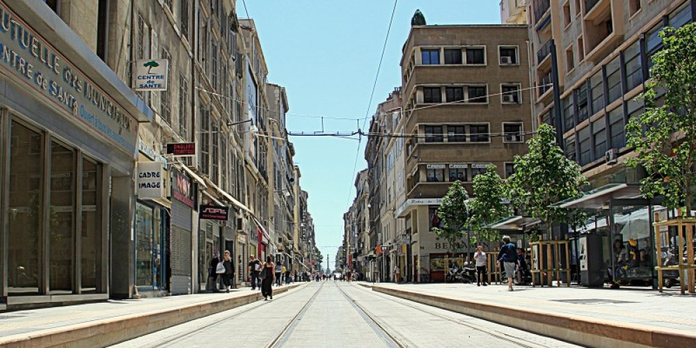 La rue de Rome à Marseille, son tramway et  ses deux boutiques historiques  …